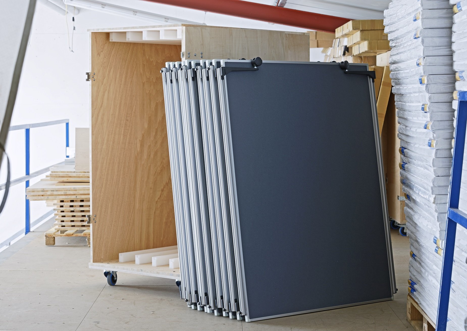 Pinnwände neben einer Transportbox